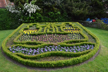 Bunte Blumen an den Ortseingängen, wie hier in Lathen heißen die Gäste willkommen.