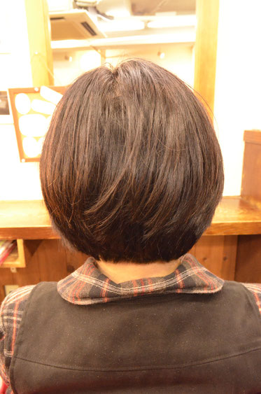 首が短くて襟足が長くてスッキリしたボブにならない方には・・・首を長くする