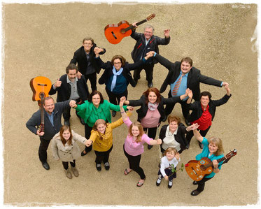 Das 14-köpfige Ensemble singt sich in die Herzen der Menschen und unterstützt soziale Projekte.
