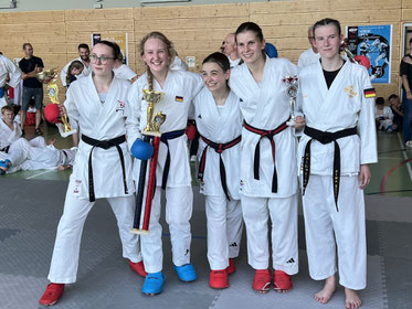 Karate Team Hegau, Titelbild von der Siegeehrung. Teens, Evelin Grams, Mathilda Elmanowski. Karate Kinder.