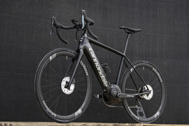 e-Rennräder und Road e-Bikes sind schlank gestaltet und bringen rund 10 kg auf die Waage