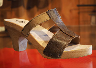 sabot-sandale d'été à talon, semelle bois et dessus formé par trois lanières dans des tons de beige et de marron 