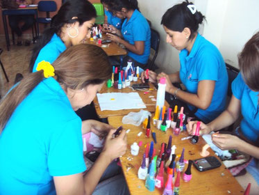 Estudiantes de artes manuales en el Centro de Capacitación Ocupacional María Auxiliadora de Manta, Ecuador.