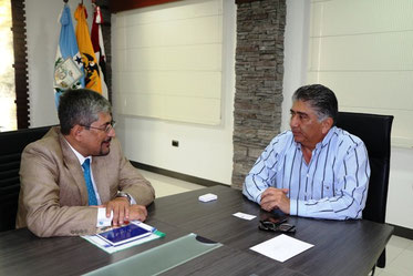 Eduardo Bernales Meza (i), Cónsul de Perú en Guayaquil, y el Alcalde de Manta (Ecuador), Jaime Estrada Bonilla.