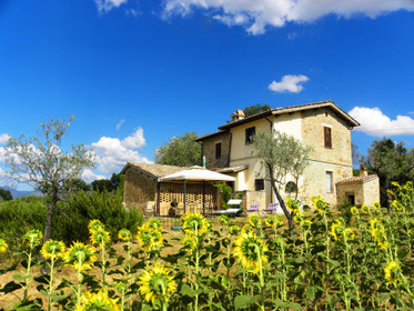 Due appartamenti in una bella e tipica casa rurale in pietra umbra.