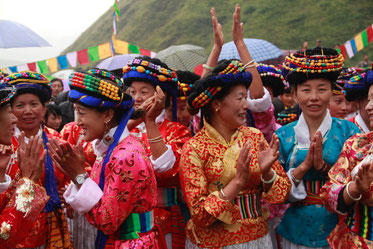 Mujeres mosuo vestidas con el atuendo de gala tradicional