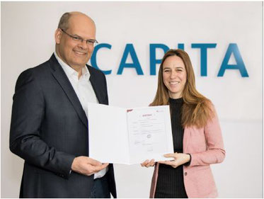 Die Zertifizierungsurkunde wurde in Berlin von Eva Steininger, Portfolio Manager Certification bei der Austrian Standards plus GmbH, an Bernd Moll überreicht.