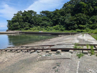 震洋基地跡(レールが海に向かって沈んでいる)