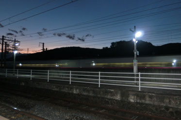 桑折駅の横を東北新幹線が猛スピードで通過する