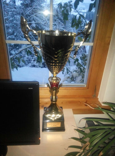 Das ist der Pokal für den Gewinn der Meisterschaft in der GTS-Klasse -2000 im Jahr 2017