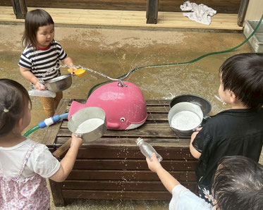 まてまて〜　おみずいれるぞ！