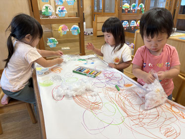 クレヨンを使ってコットンに色をつけました♪