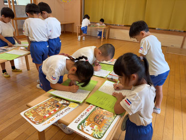 「絵本の名前は…」