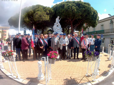 Adhérents et élus de Palavas-les-Flots devant le monument aux morts le 13 mai 2023 aaalat-languedoc-roussillon.fr