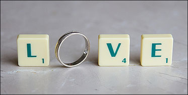 Mot Love formé avec des pièces de scrabble et une alliance