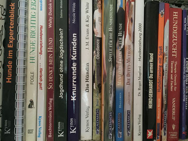 Ein kleiner Ausschnitt unseres Hunde-Bücherregals...
