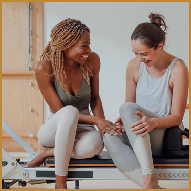 Vrouwen doen Reformer Pilates tijdens de Pilates & Sip Experience