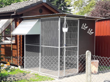 Voliere 2 m x 2 m x 2 m, Rückseite und Seiten im hinteren Bereich geschlossen