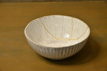 割れた茶碗に金継ぎ
