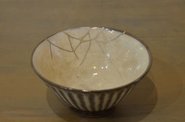 割れたお茶碗に錫継ぎ