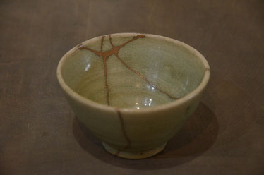 割れたお茶碗にベージュ漆継ぎ