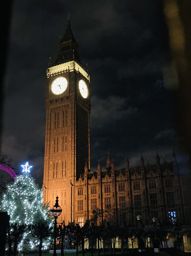 ロンドンのアイコン「ビッグ・ベン」とクリスマスツリー