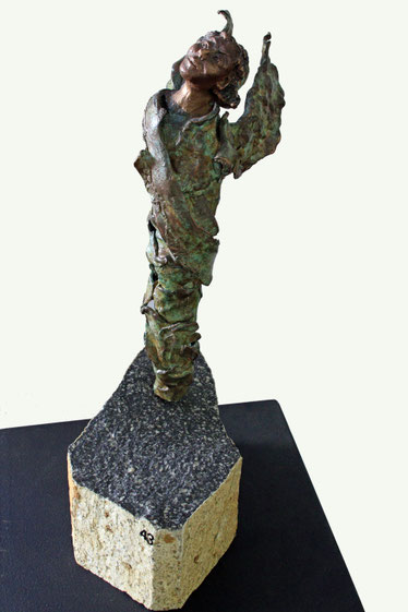 "Engel", Bronze und Naturstein, Höhe: 44 cm