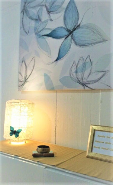 Raum-für-Massage-mit-Klangschale-und-Bild-mit-Schmetterlingen-Papillons