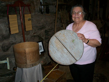 Lucille Vachon-Perreault devant l'une des boîtes à fromage que son grand-père Jean Vachon fabriquait