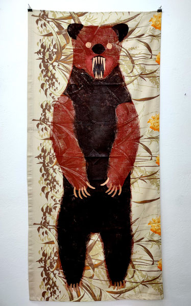Sich wehrender Braunbär: Schablonen- und Materialdruck auf bedrucktem Stoff, 170 x 79 cm, 2024