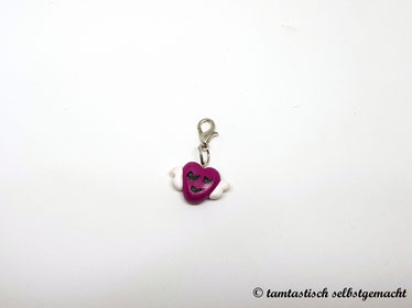 Anhänger-Herz-mit-Flügel-rosa-geschlossene-Augen-mit-Wimpern