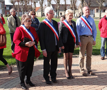 Recueillement devant le monument aux morts
