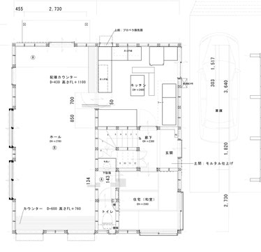 1階は店舗（飲食店）。2階は住居で、車庫に隣接した玄関から階段へ最短経路でつながる。