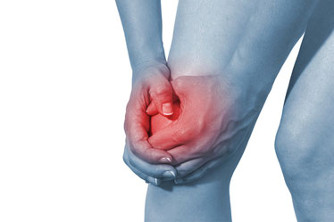 Persona con dolor de rodilla a causa de la artrosis