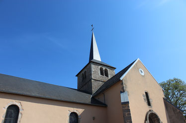  Eglise d'Alligny-en-Morvan Texte alternatif: La brouette de la Mère Clocher      