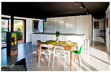 cuisine intérieur design toulouse ilot central mur de colonne laque blanche plan de travail noir 