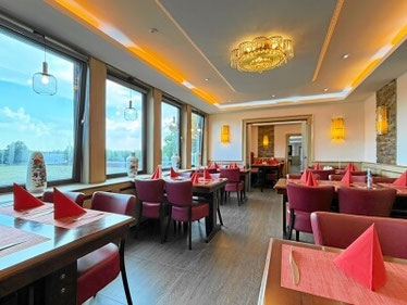 Innenraum des China Restaurant Mayflower mit gedeckten Tischen