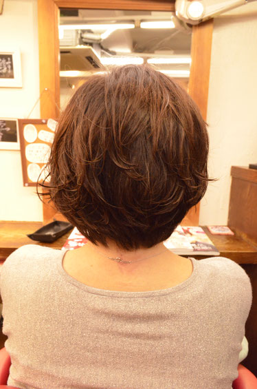 ボリュームのある髪型(ヘアスタイル)にするにはパーマを根元からかけるな