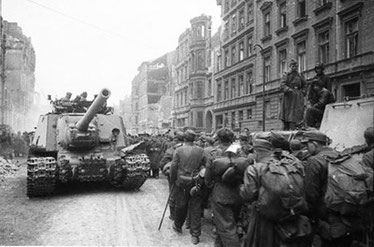 Tilfangetagne tyske soldater i Berlin maj 1945