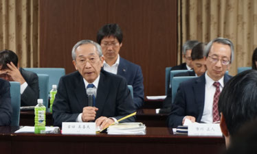 大学の代表として発言する 吉田美喜夫総長(左)と市川正人副総長(右)