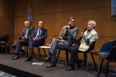 Im Dialogforum „Effizienz neu denken – Ressourcen zwischen Sparen und Wiederverwerten“ beim Kongress des Deutschen Nachhaltigkeitstag 2016 diskutierten Hans Peters (Institut Bauen und Umwelt), Dr. Thomas Fehlhaber (Arbeitsgemeinschaft Mauerziegel), Fritz
