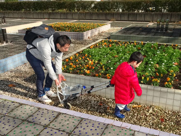 がれきのなかを水を運搬するちちびっ子です。このような教育が地域の力になるのだと思います。