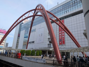 お見合いや交際中のデートにも便利な多摩エリアの中心地、立川駅周辺の風景。結婚相談所「空のベンチ」は立川市を中心に、日野市・八王子市などでの婚活を地域密着でサポートします。