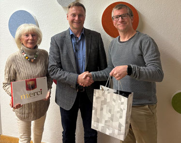 Der neue Vorsitzende Ralph Adameit (v. r.) bedankte sich bei Thomas Birkenmaier für dessen neunjährige Zeit an der Spitze des örtlichen Kinderschutzbunds. Genau wie die langjährige 2. Vorsitzende Barbara Itschner bleibt Birkenmaier dem Vorstand erhalten.