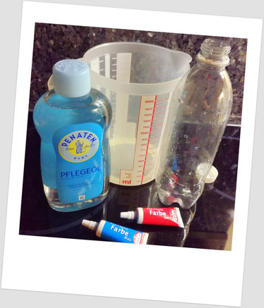 Ihr braucht: Öl, Wasser, Flasche, Lebensmittelfarbe und....
