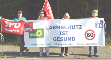 Für ein gemeinsames Ziel: Vertreter von SPD, Grüne und ILT halten den Lärmschutzbanner. - Foto: SPD