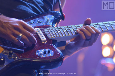 Gitarrist auf einer Konzertbühne, Foto von www.MiOfoto.de,MiO Made in Oldenburg®