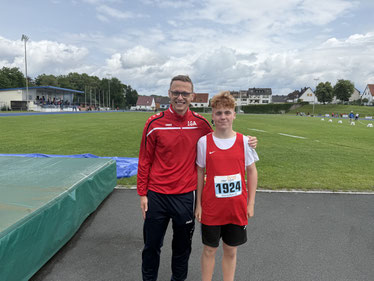 Trainer Nico Hildebrand mit dem Top-Debütanten Paul Riemenschneider