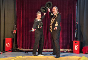 Frau Dr. Reinhardt und Martin (Circus ZappZarap) eröffnen die Show