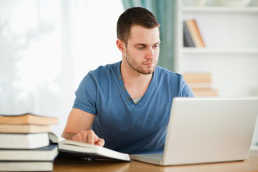 Hombre estudiando.